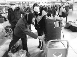 太原汽车站“蒲公英”服务组工作人员给候车旅客送去热水。