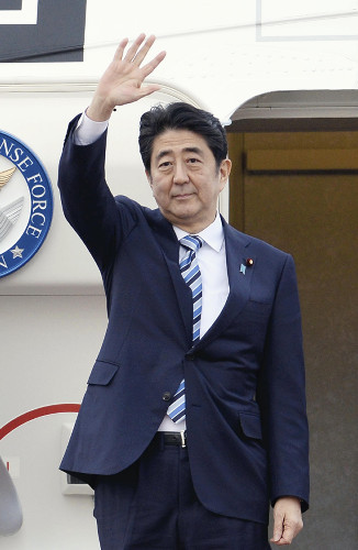 据悉,如果顺利实现,安倍将成为1978年时任日本首相福田赳夫以来首位访问伊朗的在职日本首相。由于伊朗总统鲁哈尼已经发出邀请,只要安倍决意前往,访问将很可能实现。日本政府内部还有传言称访问可能会安排在夏季参院选举之前。