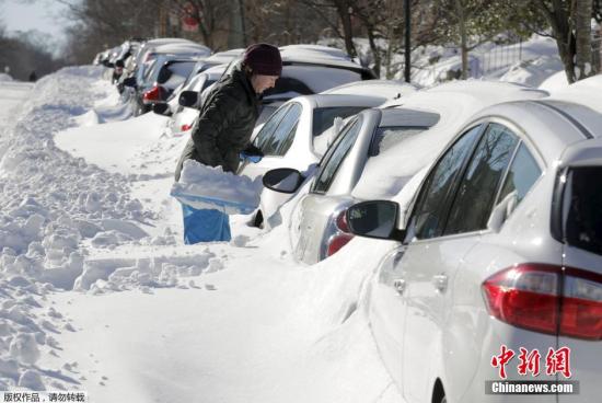 当地时间1月24日,美国遭遇暴风雪袭击。罕见暴风雪天气重创美国东北部地区,当天美国首都华盛顿、费城全城停摆,美国最大城市纽约几乎全城瘫痪。