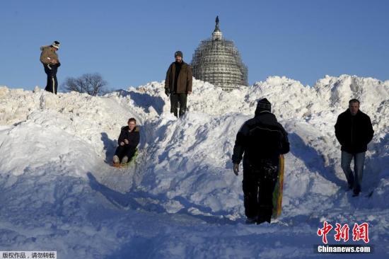 当地时间1月24日,美国遭遇暴风雪袭击。罕见暴风雪天气重创美国东北部地区,当天美国首都华盛顿、费城全城停摆,美国最大城市纽约几乎全城瘫痪。