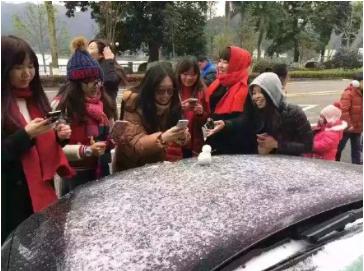 神吐槽:父爱如山 帮女儿追人父亲挪公款让整容