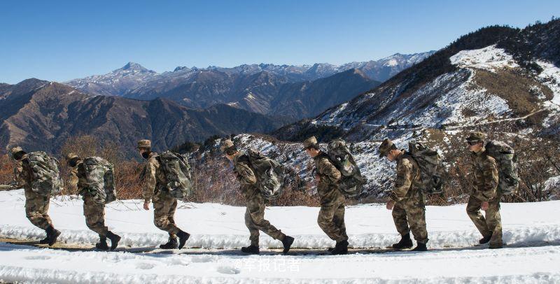 近日,西藏军区某边防团组织官兵为正处于大雪封山期,海拔4500多米的则