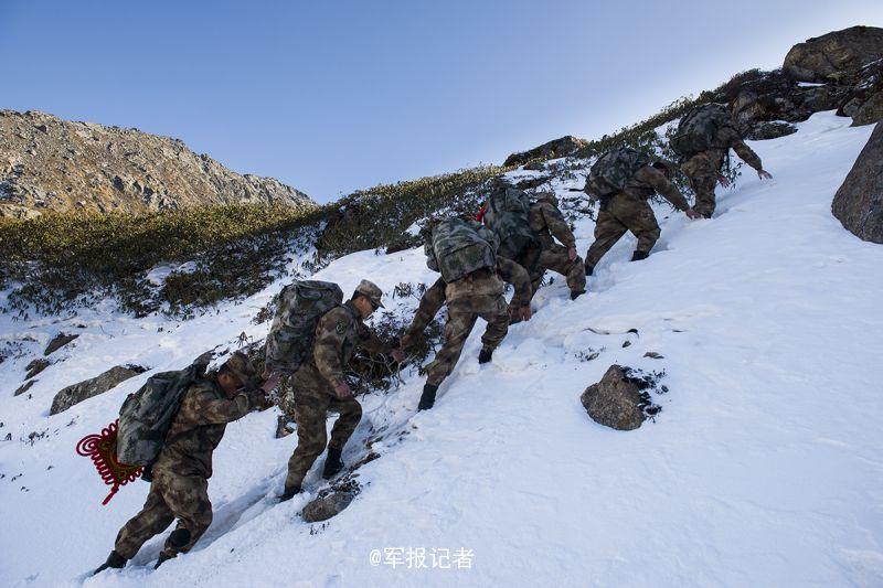 组织官兵为正处于大雪封山期,海拔4500多米的则里拉哨所运送过年物资