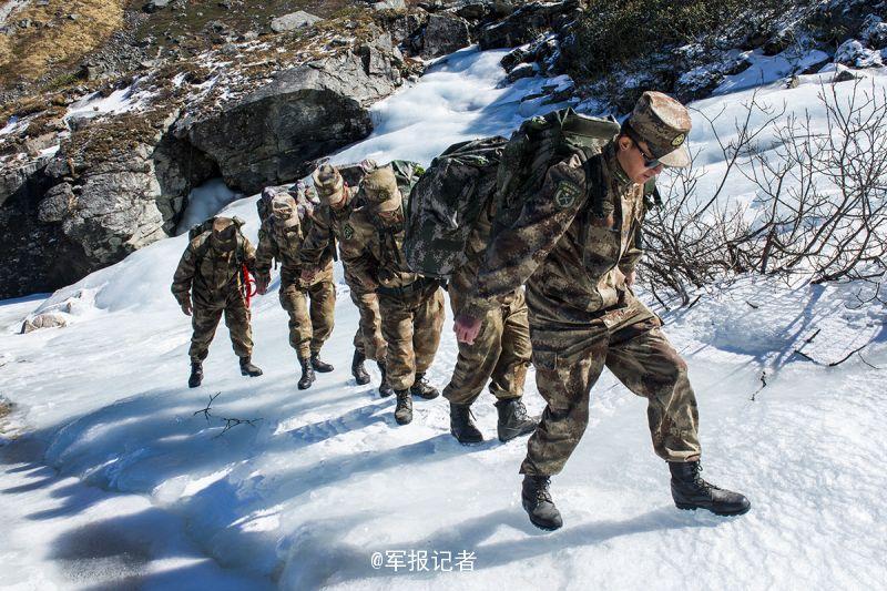 组织官兵为正处于大雪封山期,海拔4500多米的则里拉哨所运送过年物资