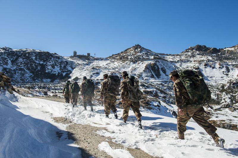 组织官兵为正处于大雪封山期,海拔4500多米的则里拉哨所运送过年物资