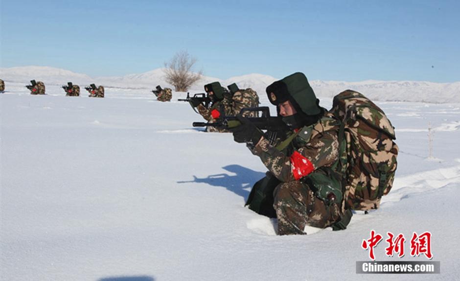 图为5公里雪地负重耐力跑训练。李铭骥 摄