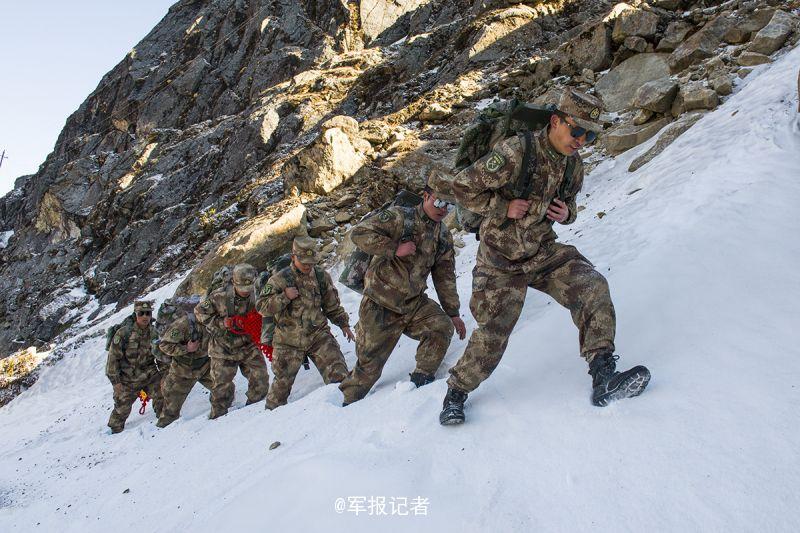 大雪封山 西藏边防人均背30斤年货送哨所(组图)近日,西藏军区某边防团