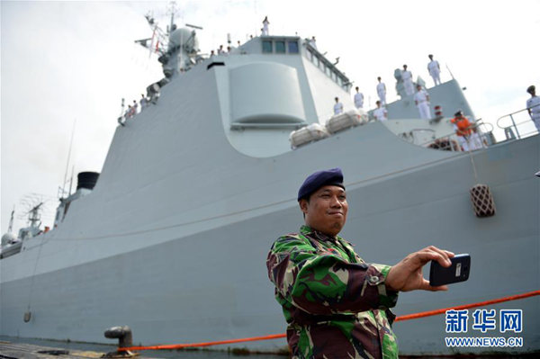 印尼士兵拿手机与052c舰自拍 面露满足笑容