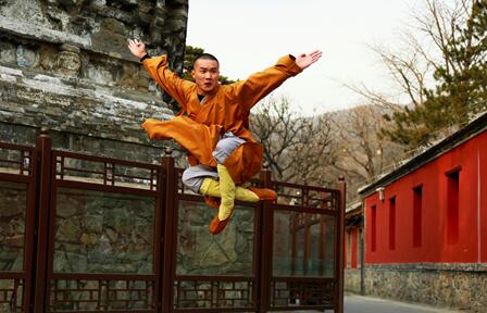 动作演员陈灿在微博里曝光了一组8年前少林寺习武时的少林独门功夫