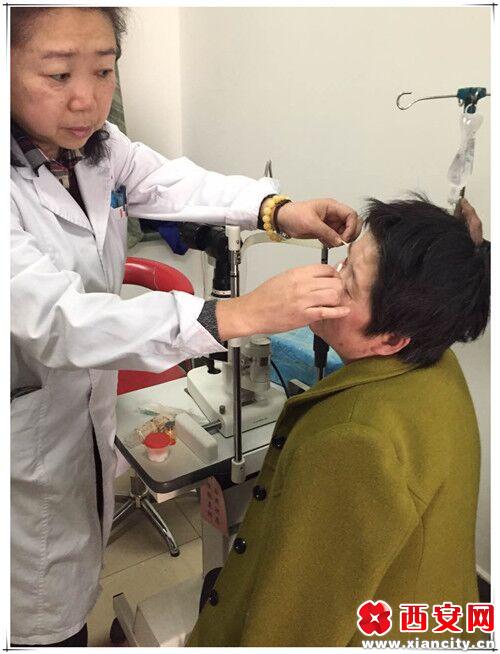 西安网讯 (记者蔡彦君 编辑 徐旻禾) 家住安康的李女士前些天因为务农时的外伤导致她右眼感染真菌性角膜溃疡,并伴有大量脓水,特意从老家来到市第一医院进行救治。市第一医院为她实施了西北地区首例生物工程角膜移植术。
