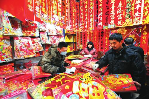 1月20日,太原小商品批发市场,人们正在选购节庆用品.