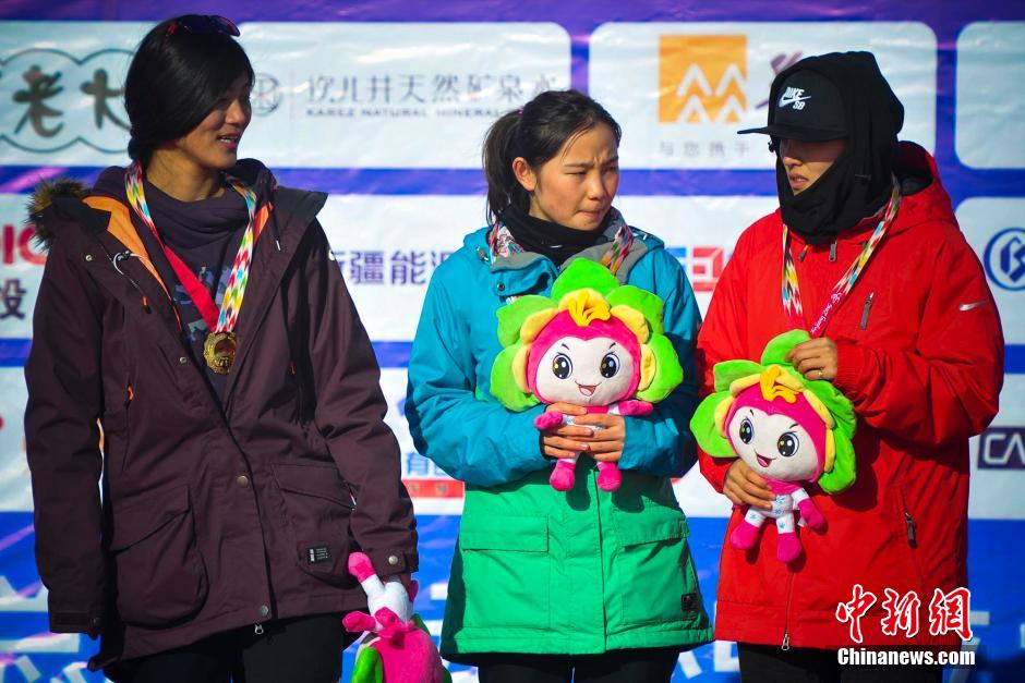 蔡雪桐,王雪梅,刘佳宇夺得单板滑雪u型场地女子团体冠军. 刘新 摄
