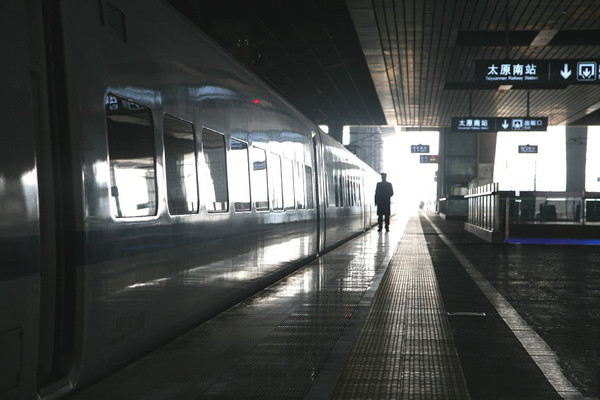 太原南站11站台,d5307次列车准备发车.