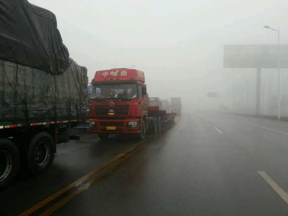 人流车流高度集中,雾霾冰雪天气多发,道路交通拥堵和交通事故高发