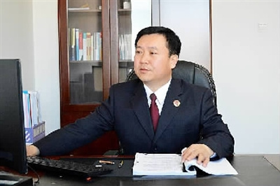 检察官"称号的承德县检察院反贪污贿赂局局长李志宏握手表示祝贺时