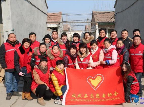 山东成武县志愿者走进白浮图镇敬老院,关爱老人温