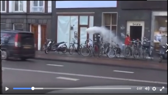 荷兰青年街头向华人“奶粉袭击” 疑不满抢购2
