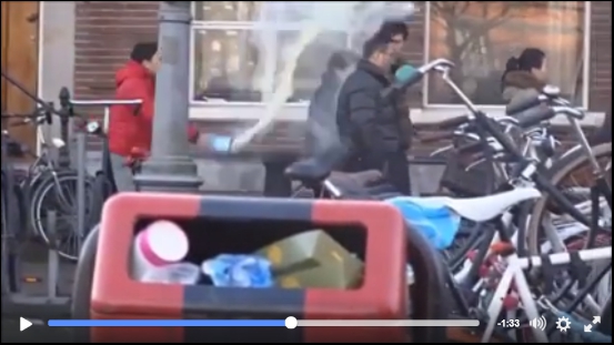荷兰青年街头向华人“奶粉袭击” 疑不满抢购4