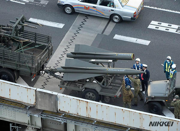 日本防空导弹公路上掉落弹头 市民狂拍(组图)