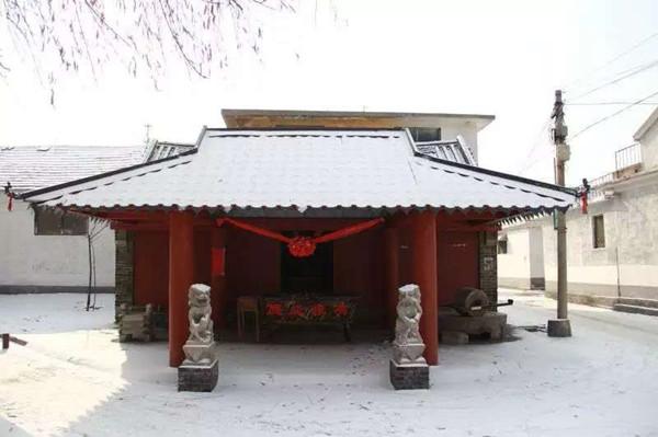 曲阜西关大街碧霞元君庙及庙内供奉主神。旧称老奶奶庙,建于清代,瓦屋三间,距孔庙不到二里。“文革”被毁,今恢复香火。