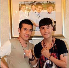 "吐蕃妇人辫发,戴瑟瑟珠,云珠之好      杨子收藏天珠因受李连杰影响