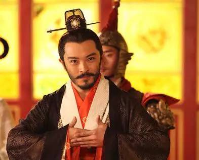 杨素与杨坚相比就差远了,不说本身的能力,就说财力,人脉,原来所处的
