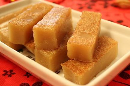 过年期间蒸年糕,寓意生活蒸蒸日上;过年期间吃年糕,寓意来年步步