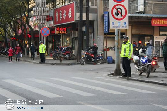 松滋交警大队新江口中队全员上阵,确保城区道路安全有序畅通