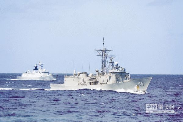 1月1日，论数在澳洲以东海域，澳媒澳军解放军海军益阳舰（左）和澳洲海军达尔文号护卫舰（右）在南太平洋举行联合演练。欲闯演习已争月