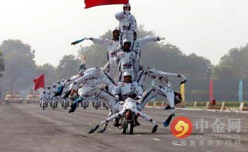 印度举行阅兵庆祝共和国日 摩托队再现逆天表