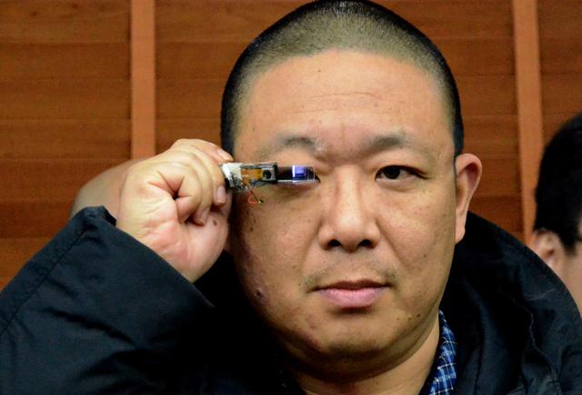 2015年12月22日,一款为泛户外运动爱好者量身打造的智能眼镜出现在武汉天使翼众创空间项目诊断会上,这款运动智能眼镜安装有解放双手的全语音操作系统,不仅方便携带,还能实现AR(增强现实)交互视觉体验的语音导航和即时分享等功能。