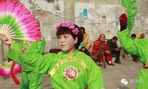 秧歌队里不乏大姑娘小媳妇儿,随鼓起舞,增添了不少亮色.