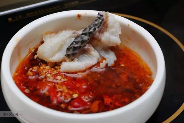 大约在过去的两年里,丽江斑鱼火锅在各地风靡,厦门就冒出了好几家.