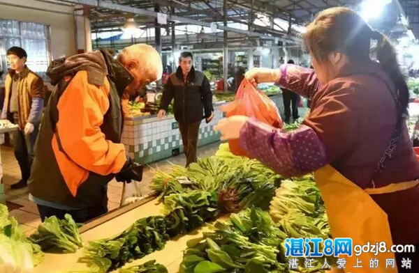 近日气温骤降 湛江青菜价格飙升到7元一斤