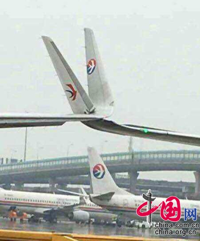 虹桥机场2架东航飞机碰擦机翼插在一起2架东航客机在上海虹桥机场碰擦