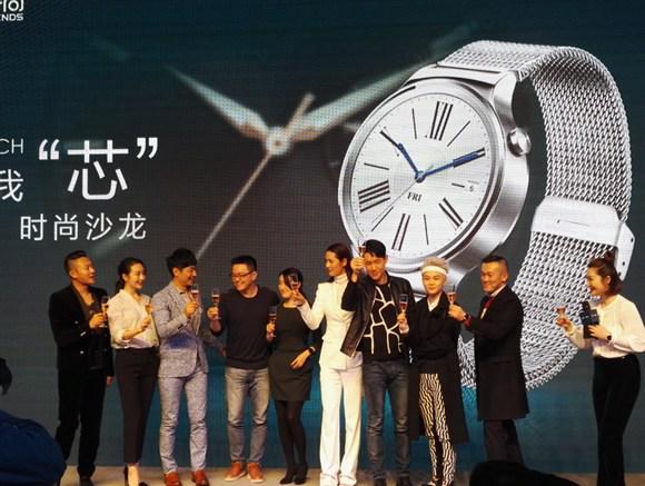 其实早在去年3月份的MWC展会上,华为便正式发布了这款智能手表,并于去年年底正式在国内市场开售,售价2388元起。