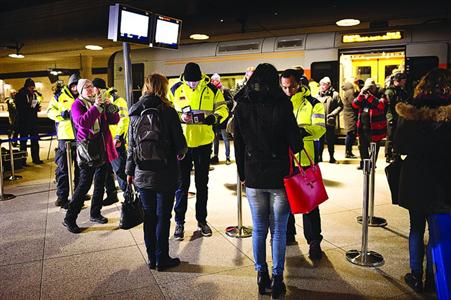 1月4日，丹麦哥本哈根，安保人员正在火车站外检查旅客的身份证件，防止难民涌入。