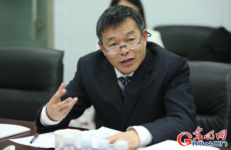图为清华大学国情研讨院院长胡鞍钢传授在灼烁网座谈