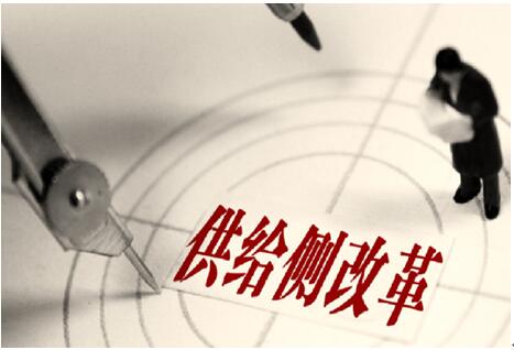 本年1月初,李克强总理在一个有关钢铁煤炭职业产能多余的座谈会上举例说,国家至今不克不及出产模具钢,比周遭珠笔的“圆珠”都需求入口。一方面是海内钢铁工业产能多余,另外一方面,高端钢材却要靠入口。小小的“圆珠”道出制作大国的为难近况:中低端产物多余、高端产物供应缺乏。