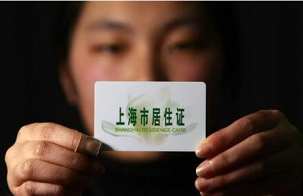 这边楼房大厦,何处棚户连片;这边霓虹闪耀,何处连根本的生计条件都不具有。这是乡镇化历程中的简单积攒的弊端地点。“十三五”时期的乡镇化将不是简略的都会生齿份额添加和面积扩大,而是以“人”为中心的新式乡镇化。五中全会上习近平总布告把这个目的肯定为:到2020年我国户籍生齿的乡镇化由今朝36%摆布进步到45%摆布。