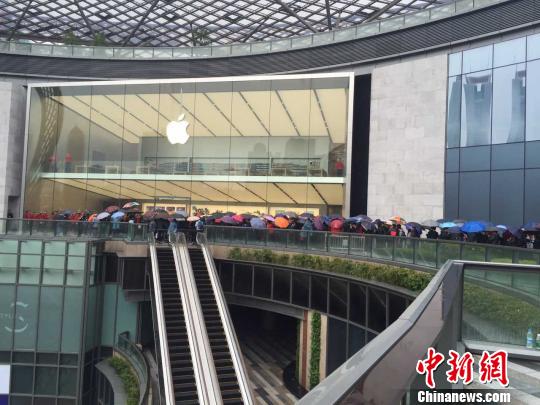 Apple Store登陆广州:众多民众冒着低温冷雨排