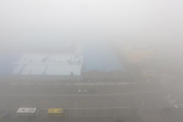浓雾持续：上海高速封闭 虹桥机场暂停航班起降