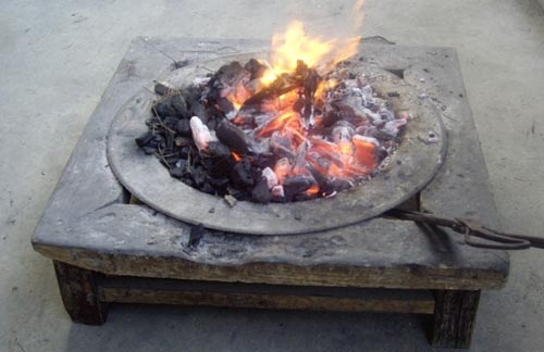 木炭火盆最常见.