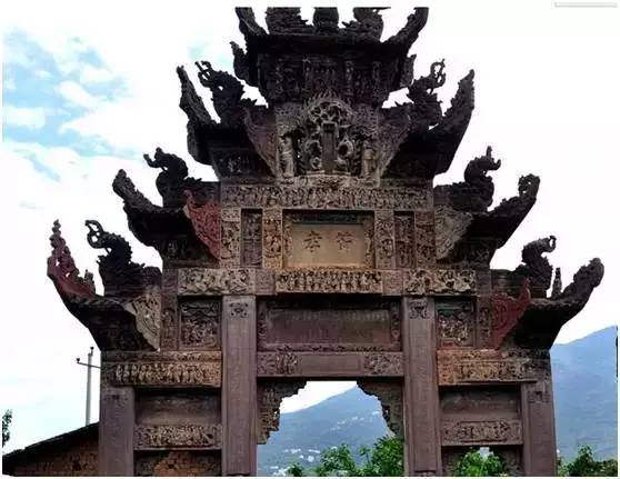 九襄石坊建造于清朝道光二十九年,上面小小几百个人物刻画得