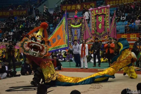 麒麟舞上桩表演场上,10多支舞狮队伍同台亮相,各显神通,舞龙,南狮