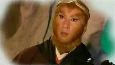 《西游戏后传》曹荣 饰这是直立行走,爱耍酷的猴子