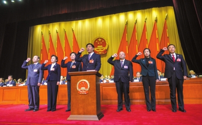 昨天,7名新当选的国家公职人员首次在大会上进行了公开的宪法宣誓.