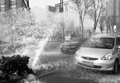 消防栓断裂形成“喷泉” 过路车辆纷纷蹭水洗车