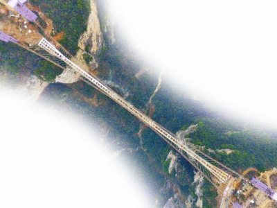 张家界大峡谷玻璃桥桥面玻璃首装成功 为世界最长