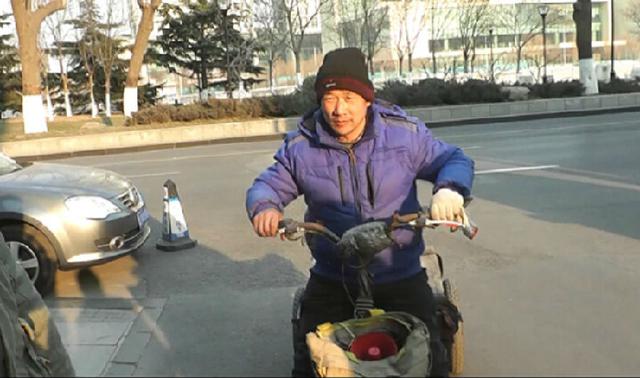 在天津从事旧家电回收的张师傅,就得留下来继续干活。和过去的2年一样,他还是打算留在天津过年,希望为这一年赢得最后的大丰收。看着同乡们订火车票、采买礼物,准备回家,张师傅只能羡慕。虽然能与妻儿团聚,但是过年不能陪在80岁高寿的老母亲身边,不能与乡里乡亲把酒言欢,张师傅显得十分失落<b